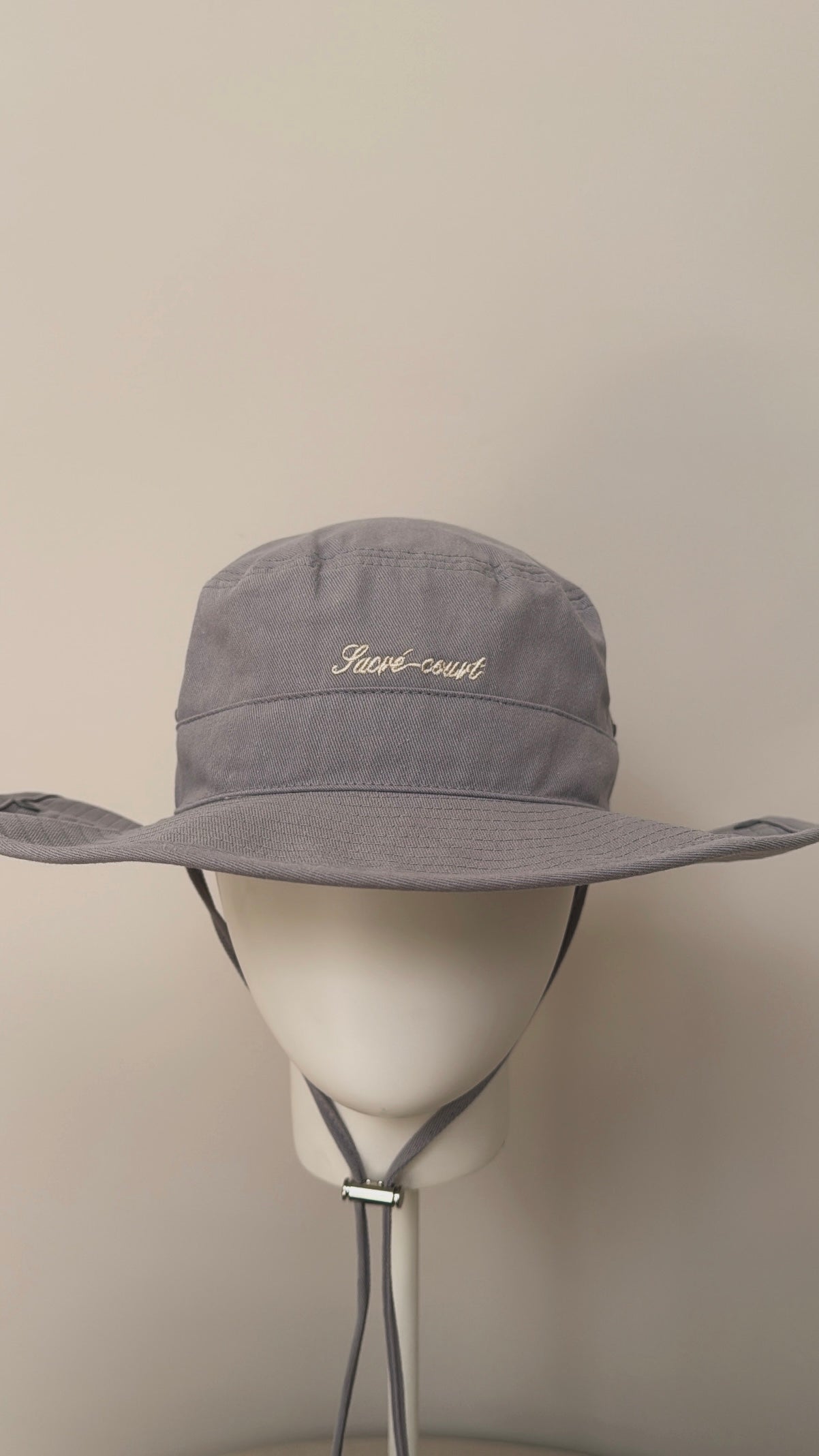 UNISEX BUCKET HAT IN LIGHT GRAY