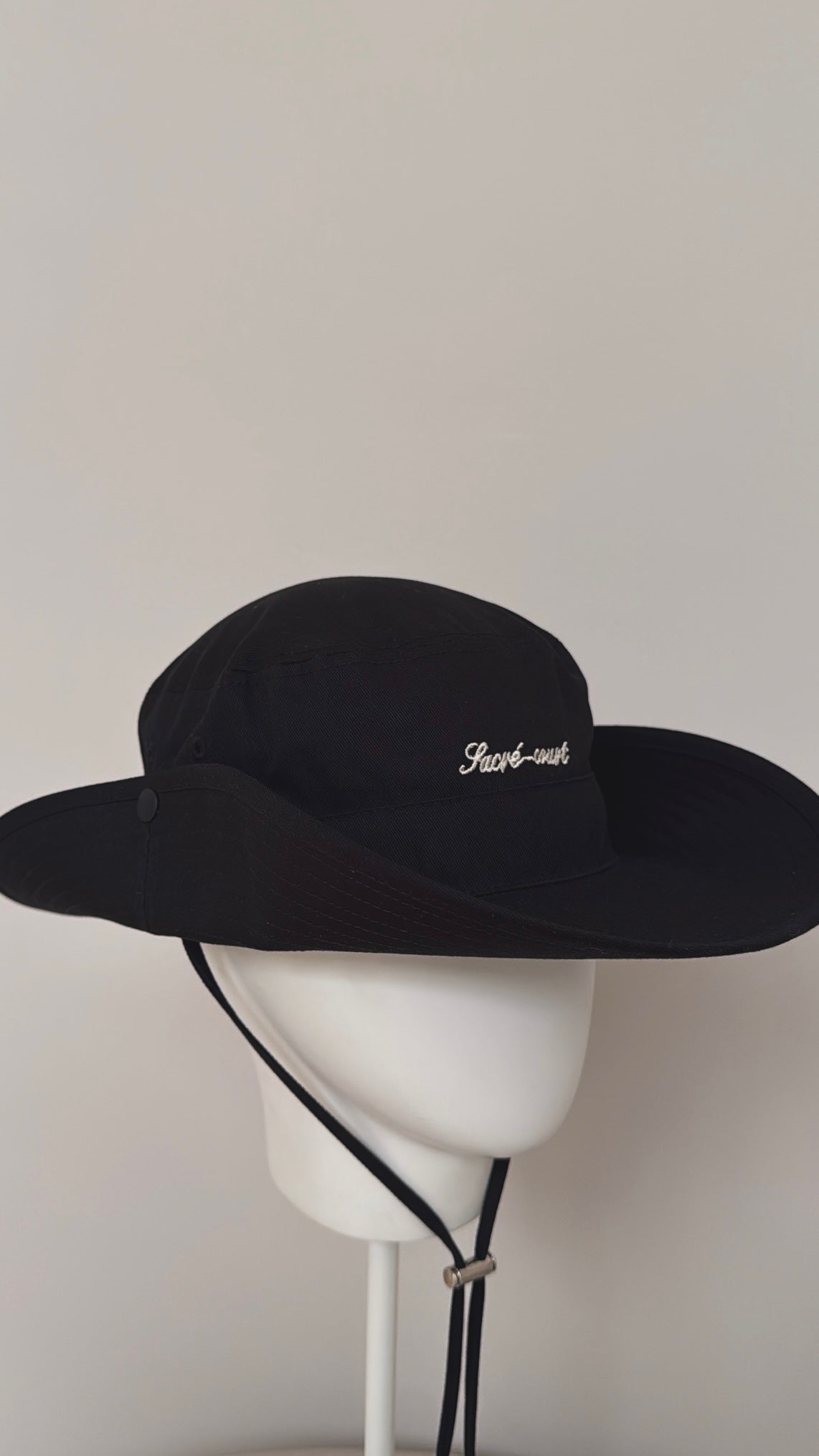 UNISEX BUCKET HAT IN BLACK