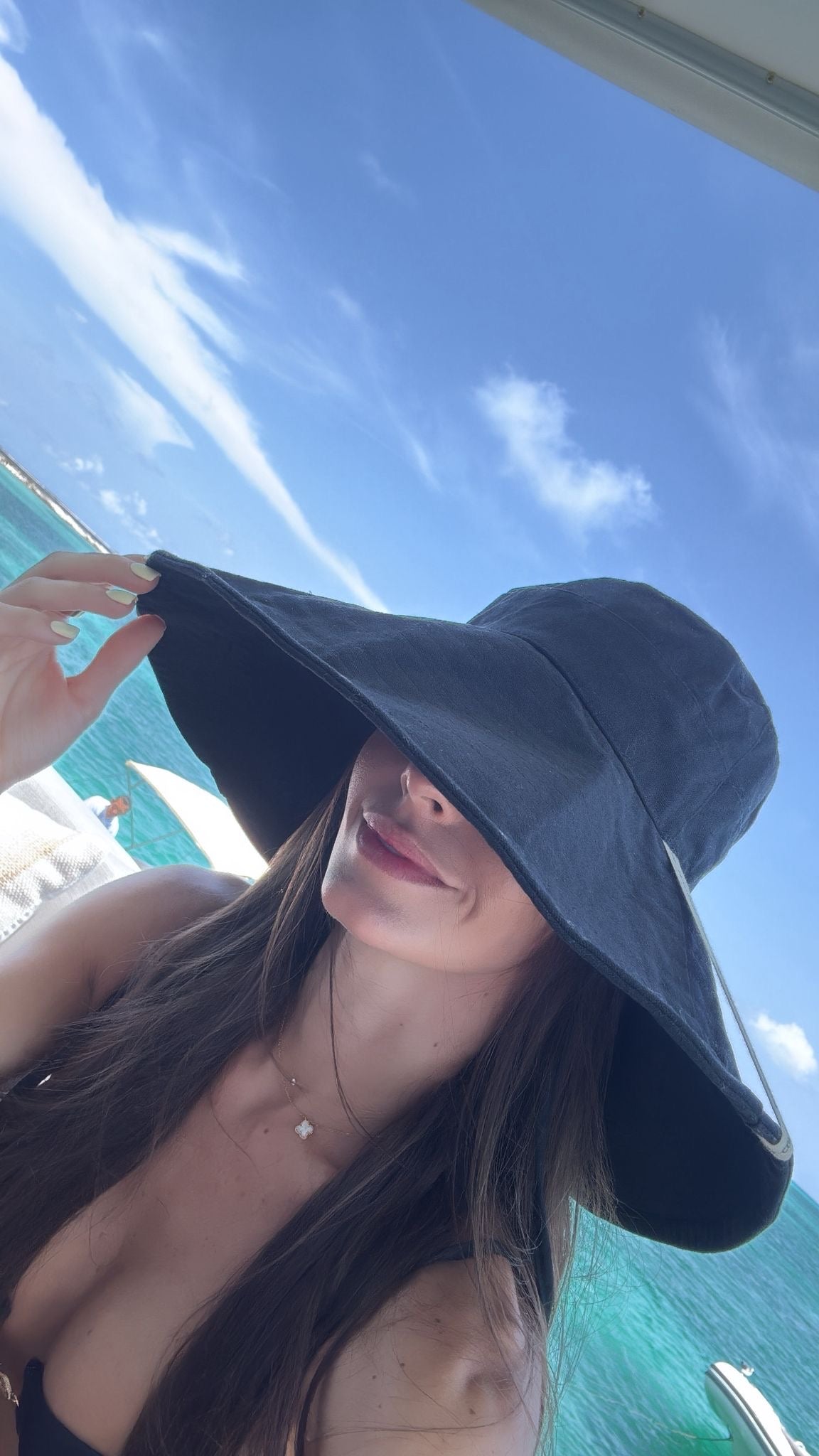 OVERSIZED BUCKET HAT IN BLACK