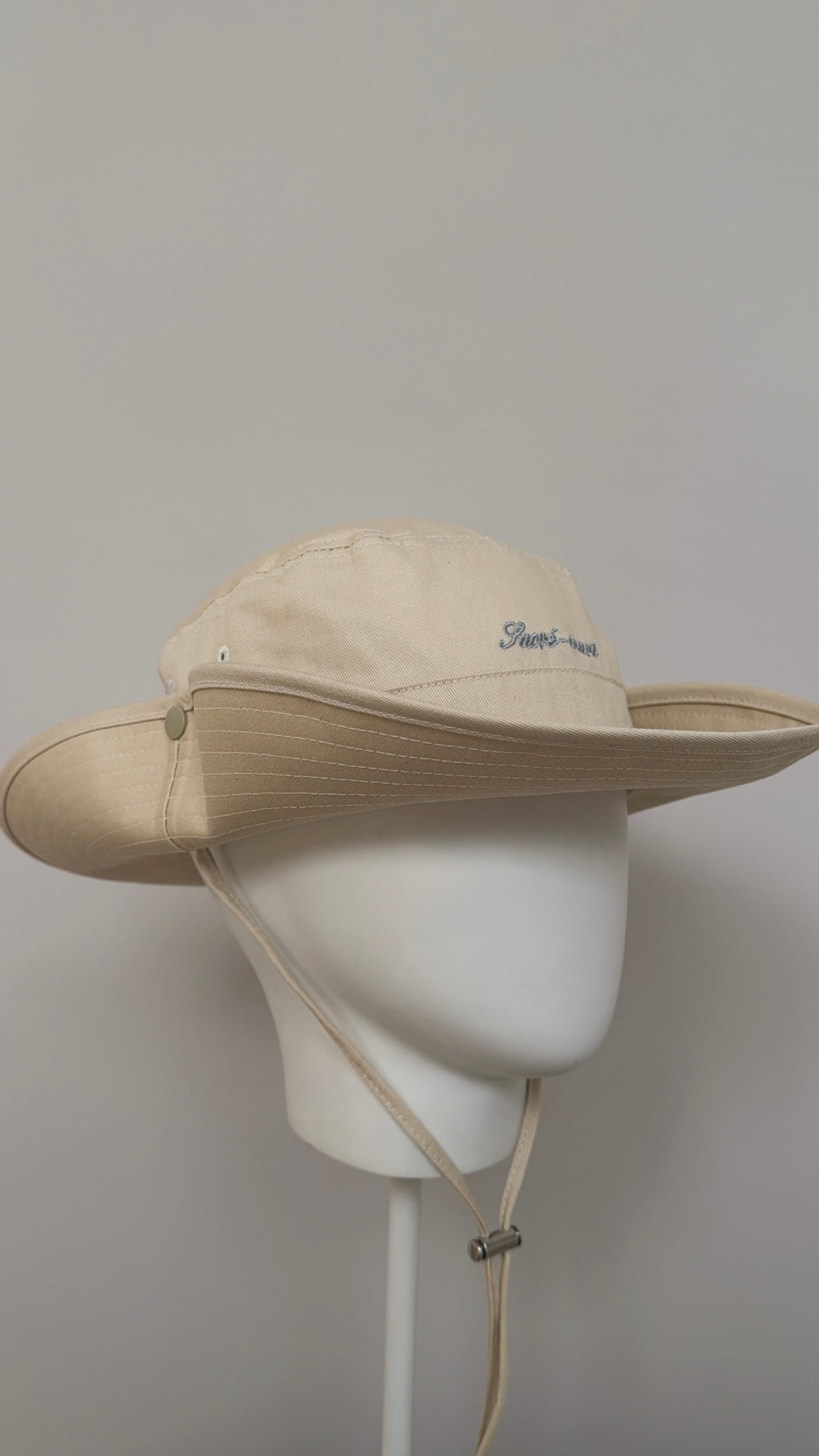 UNISEX BUCKET HAT IN ECRU