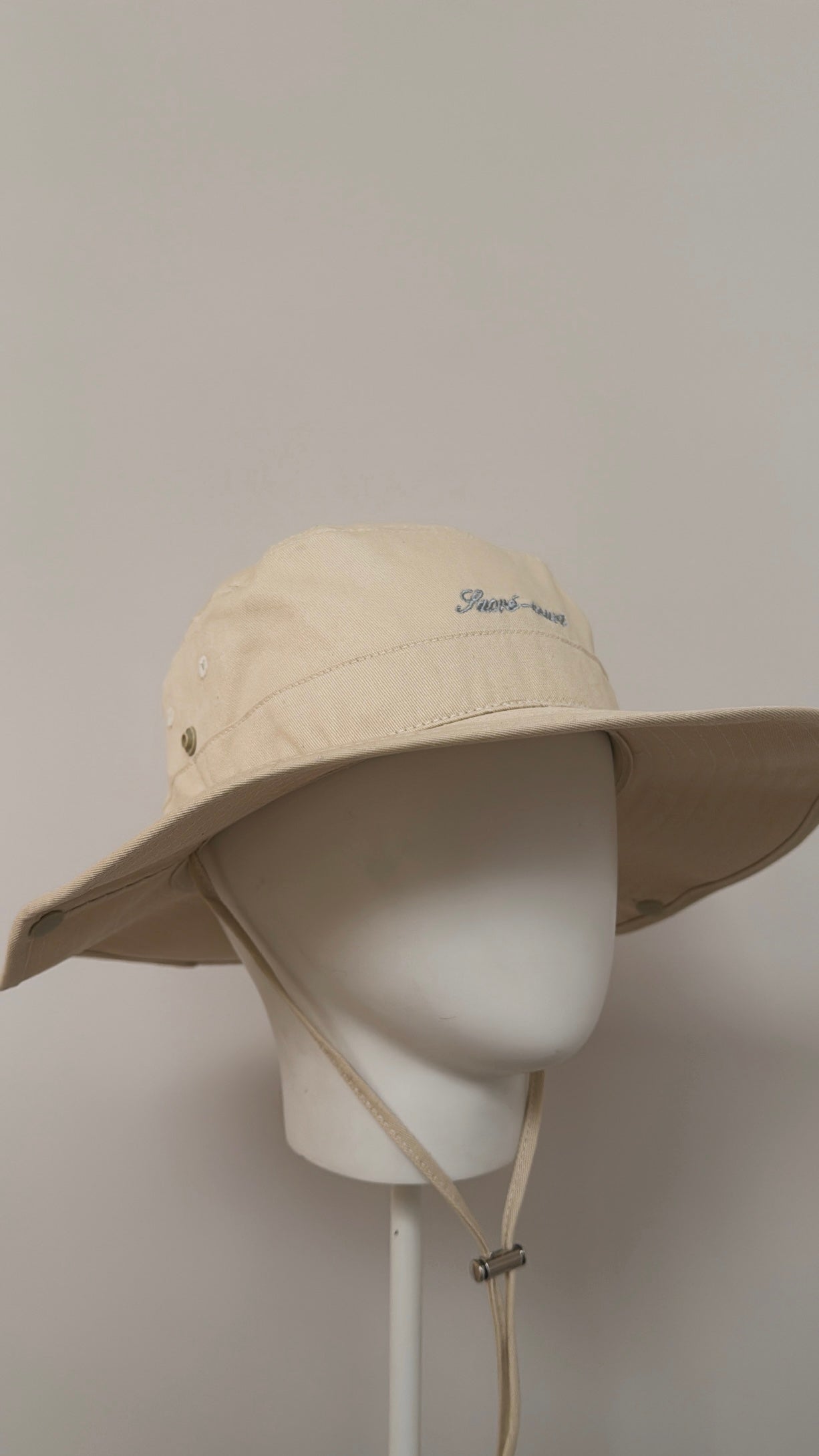 UNISEX BUCKET HAT IN ECRU