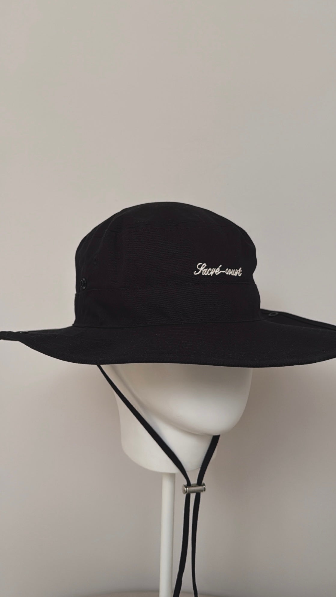 UNISEX BUCKET HAT IN BLACK