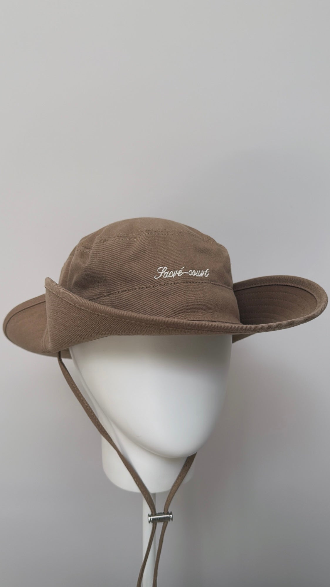 UNISEX BUCKET HAT IN DARK BEIGE